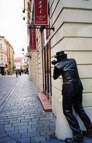 Одна из самых популярных бронзовых статуй в Братиславе - статуя Папарацци