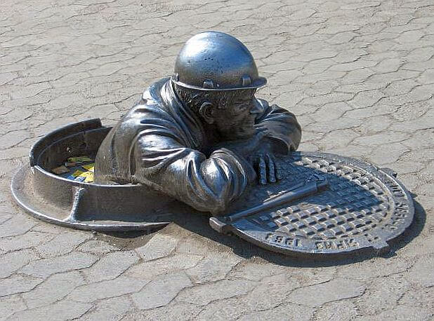 В Омске - среди красивейшей купеческой застройки начала XX века, в 1998 году был установлен памятник отдыхающему сантехнику
