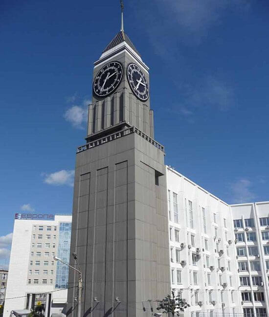 Башня с часами возле Мэрии Красноярска