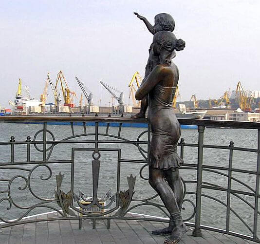 Скульптура жене моряка, установленную на морском вокзале Одессы