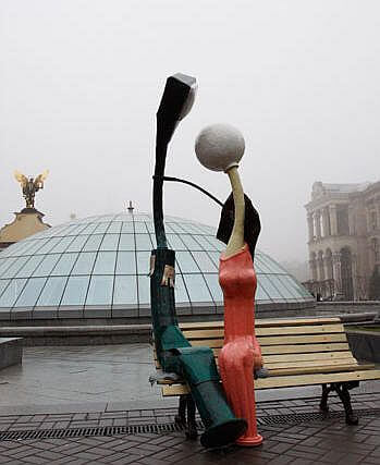 В канун Дня Святого Валентина на Майдане - главной площади Киева - появился новый памятник, героями которого стали два влюбленных фонаря